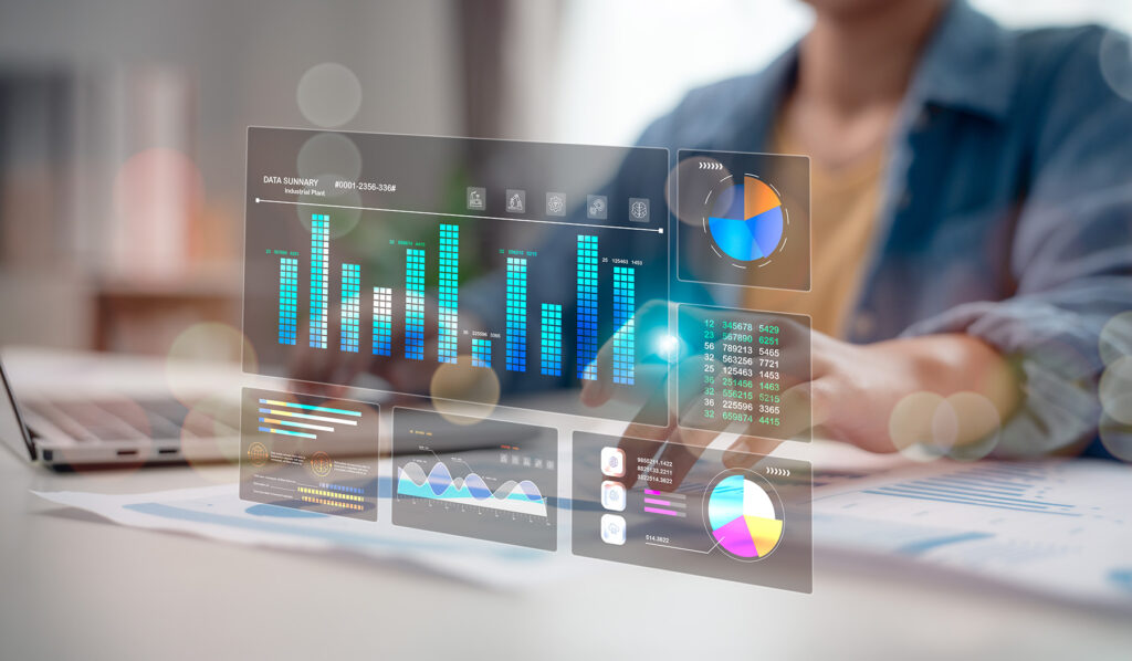 Curso de analítica sectorial y gestión de riesgos en Ecuador con profesionales analizando datos y escenarios empresariales