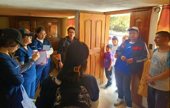 Estudiantes realizando encuesta en proyecto de interculturalidad Universidad Indoamerica Chakra Sana Vinculación con la Sociedad