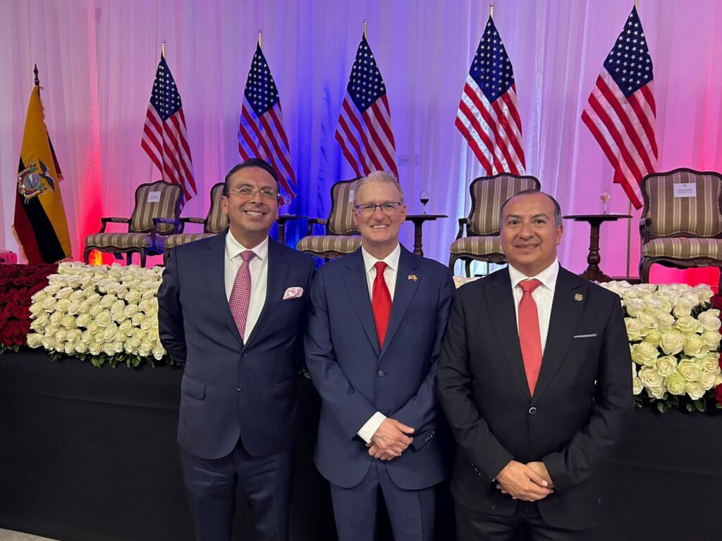 Delegación de la Universidad Tecnológica Indoamérica durante la conmemoración del 250 aniversario de la Independencia de los Estados Unidos organizada por la Embajada de Estados Unidos en Ecuador.