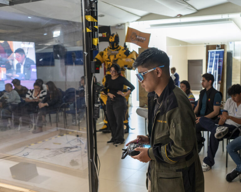 Participante en pumabot 2026 manejando robot