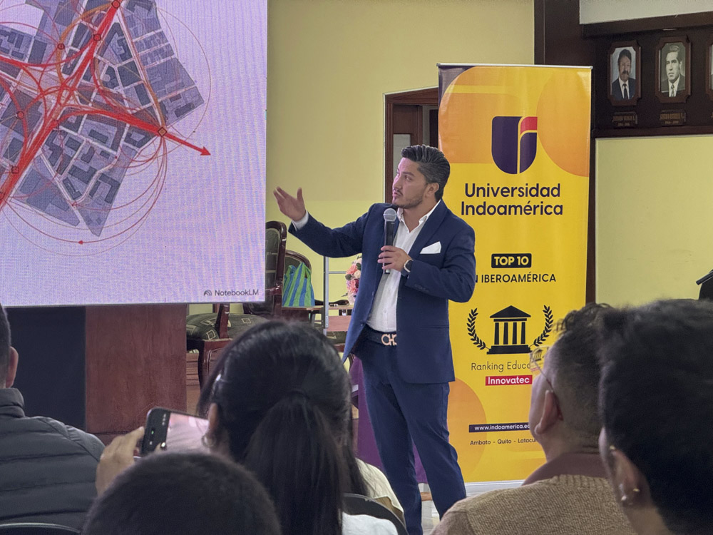 Arq. Sergio Bermeo exponiendo su vision en foro indoamerica latacunga