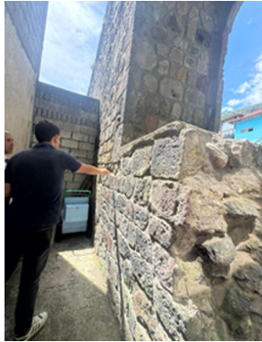 Equipo de OPET y estudiantes en la evaluación de las patologías en muros de piedra naturales de edificaciones patrimoniales